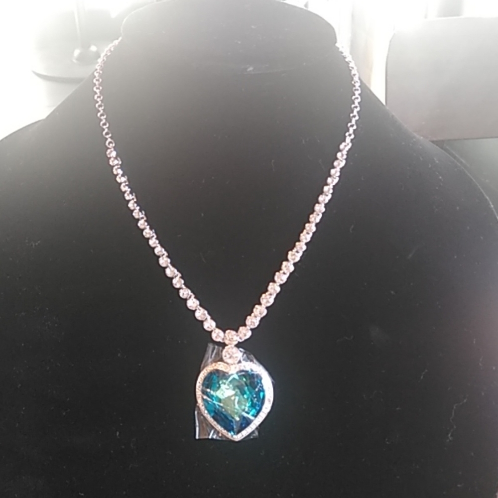 🔥 Elegant Silver and Blue Heart Necklace